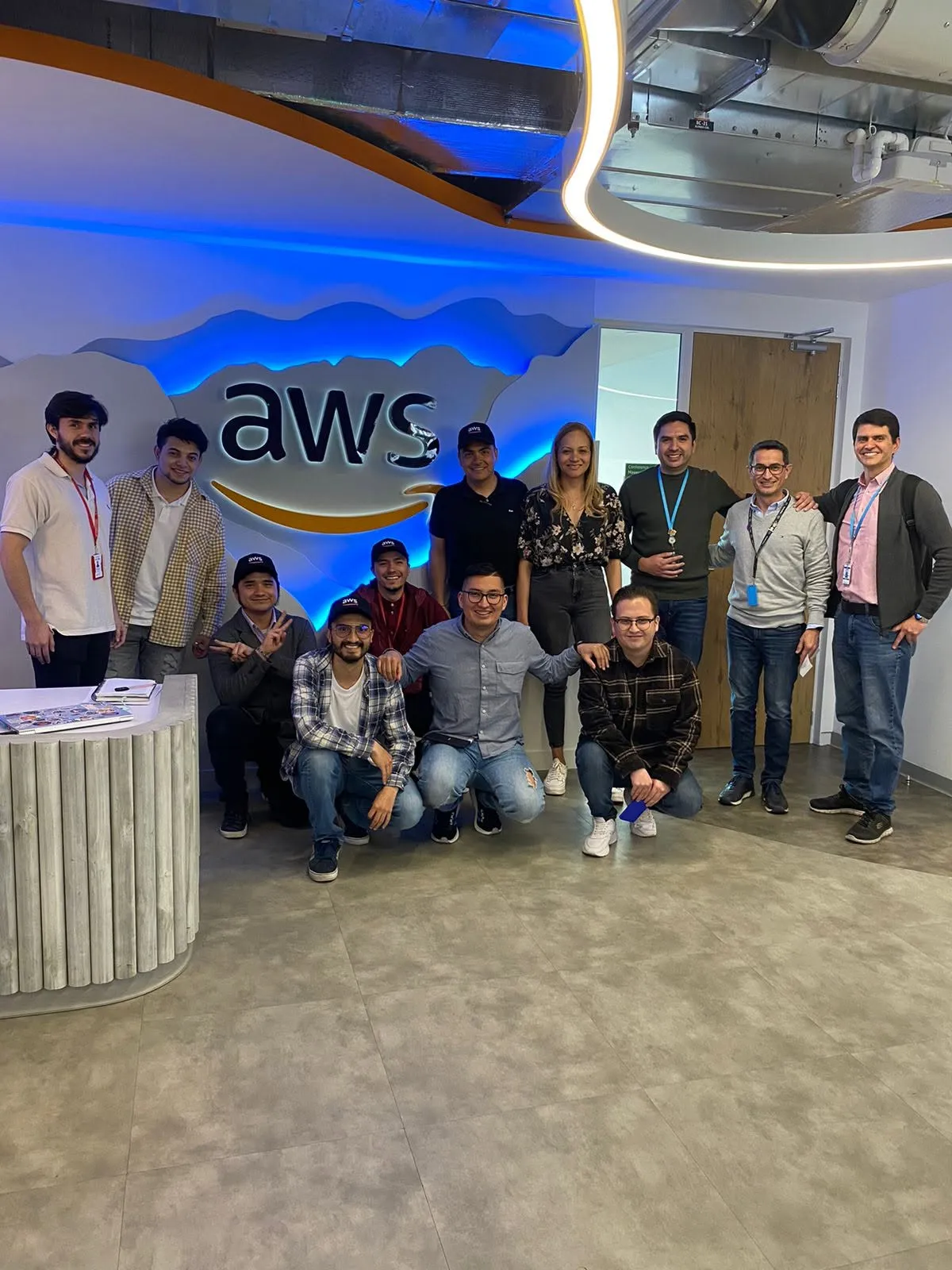 Foto durante la visita a las instalaciones de AWS